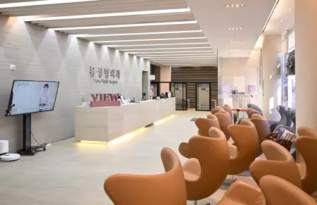 Recepción y sala de espera en View Plastic Surgery Hospital, interior moderno en Seúl
