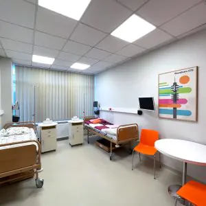 غرفة مرضى في عيادة Krajmed بسريرين وتجهيزات حديثة