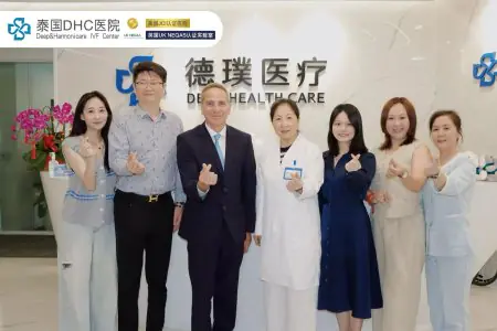 طاقم طبي وزوار في استقبال عيادة Deep Health Care في تايلاند