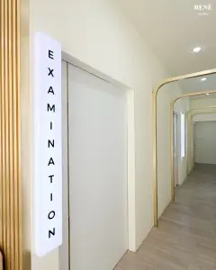ممر غرفة الفحص في René Clinic بتصميم داخلي حديث