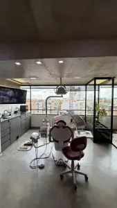 Sala de tratamiento dental con equipo moderno en Smile Atelier del Dr. Roberto Támara