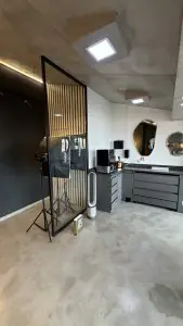Sala de tratamiento dental moderna en Smile Atelier by Dr. Roberto Támara Dental Clinic