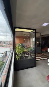 Sala de espera moderna con plantas interiores en Smile Atelier by Dr. Roberto Támara Dental Clinic