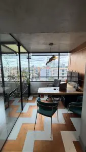 Consultorio en Smile Atelier by Dr. Roberto Támara Dental Clinic con vista a la ciudad