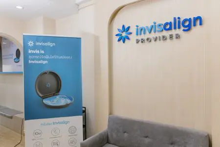 منطقة استشارات Invisalign في عيادة Dentist at home، تشونبوري مع مقاعد حديثة