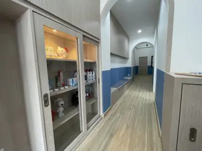 ممر ومنطقة انتظار في عيادة Dentist at home، تشونبوري مع خزانة عرض