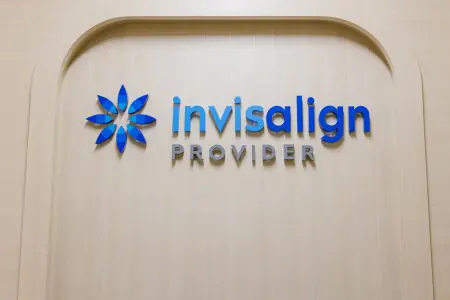 لافتة مزود Invisalign في عيادة Dentist at home، تشونبوري