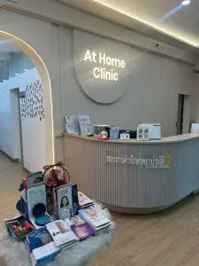 منطقة الاستقبال في At Home Clinic بانكوك مع منشورات وديكور حديث