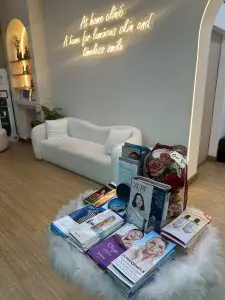منطقة استقبال في Dentist at home، بانكوك مع منشورات وديكور عصري