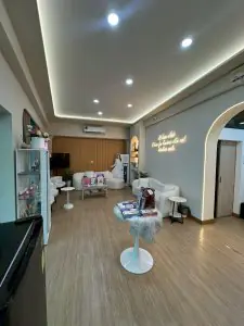 منطقة انتظار حديثة في عيادة Dentist at home، بانكوك مع مقاعد وديكور مريح