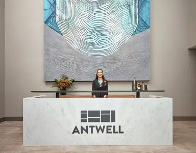 مكتب استقبال في عيادة Antwell بديكور حديث وطاقم استقبال ودود
