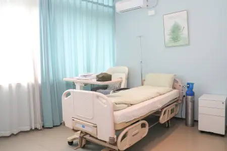 غرفة مريض في قسم تونغجي الدولي بسرير مستشفى ومعدات طبية