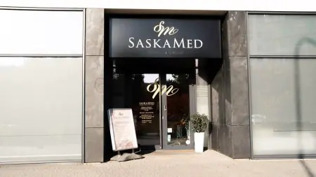 مدخل عيادة Klinika Saska Med في وارسو بتصميم خارجي حديث