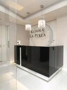 مكتب استقبال في Klinika La Perla بتصميم داخلي حديث