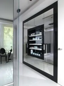 منطقة انتظار حديثة مع عرض منتجات في Klinika La Perla، بولندا