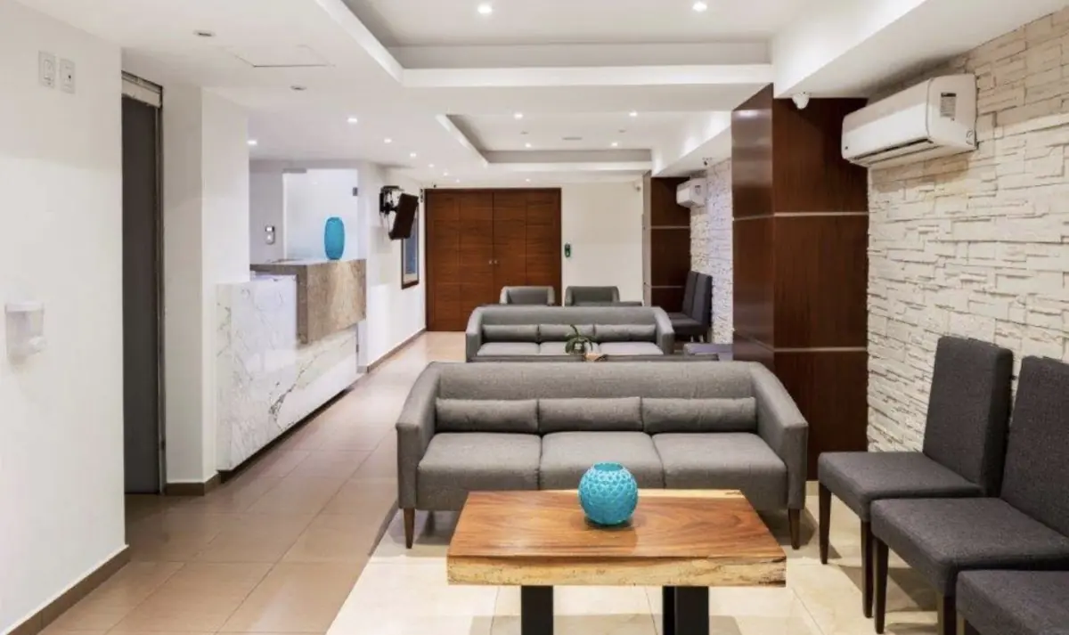 Waiting area at Lucio Santos Plastic Surgery clinic with modern seating in Brazil