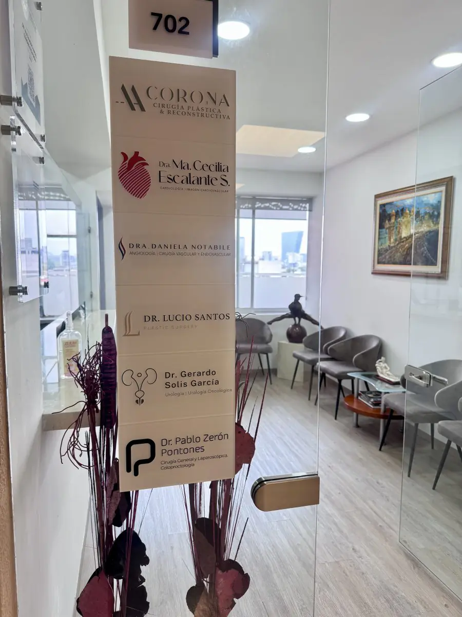 Waiting room at Lucio Santos Plastic Surgery clinic with modern seating in Mexico