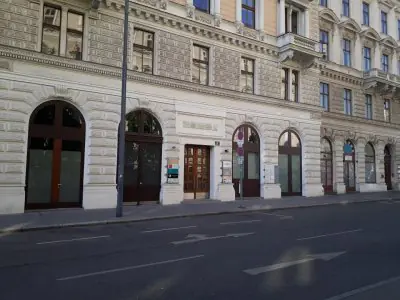 Fachada de la clínica Univ. Prof. Dr. Fahmy Aboulenein-Djamshidian, Viena, centro de neurología