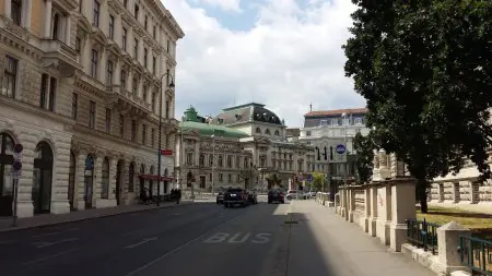 Fachada de la clínica Univ. Prof. Dr. Fahmy Aboulenein-Djamshidian, Viena, Austria