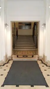 Vestíbulo de entrada con escaleras en la clínica Univ. Prof. Dr. Fahmy Aboulenein-Djamshidian Viena