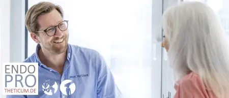 غرفة استشارة في ENDOPROTHETICUM Rhein-Main مع البروفيسور كوتزنر ومريضة