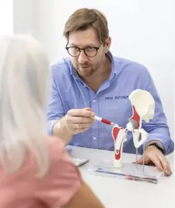 استشارة تقويم العظام في ENDOPROTHETICUM Rhein-Main مع نموذج مفصل الورك