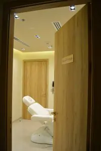 غرفة علاج حديثة مع كرسي استلقاء في Presidents Dental & Aesthetic Clinics