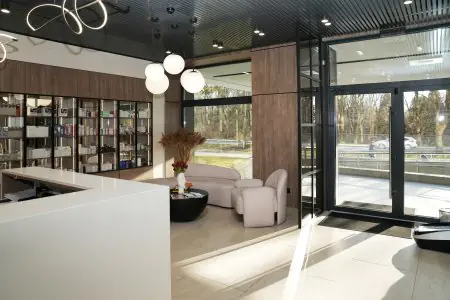Recepción y sala de espera moderna en la clínica Volodymyr Sazhiyenko con zona lounge