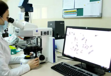 تشخيص مخبري في Şəfa MDM باستخدام المجهر والتحليل بالحاسوب