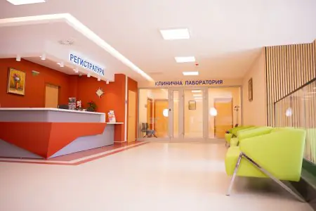 منطقة الاستقبال والانتظار في مستشفى العيون Pentagram، تصميم داخلي حديث