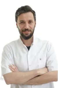 عضو طاقم طبي بمعطف أبيض في عيادة Op.Dr. Mustafa Bağlı