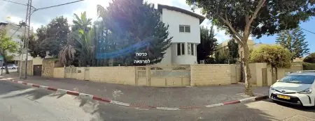 Exterior de la clínica Prof. Or Kaiserman en Israel, edificio moderno con entrada cercada