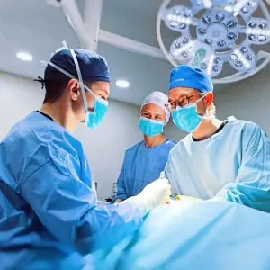 Equipo quirúrgico realizando operación en Dr. Bravo Plastic Surgery