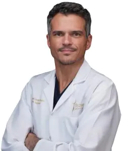Cirujano plástico con bata blanca en la clínica Dr. Bravo Plastic Surgery