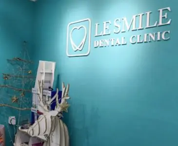 جدار الاستقبال مع شعار عيادة LeSmile Dental Clinic سري بيتالينج، ماليزيا