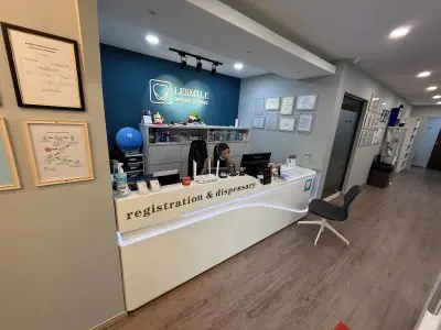 منطقة الاستقبال في عيادة LeSmile Dental Clinic Sri Petaling بديكور حديث ومكتب تسجيل