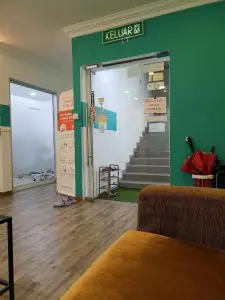 منطقة الانتظار ومدخل عيادة LeSmile Dental Clinic Sri Petaling بتصميم داخلي حديث