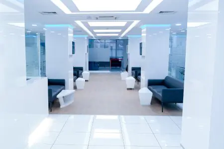 منطقة انتظار حديثة في عيادة Inci Dis International Dental Clinic بمقاعد أنيقة
