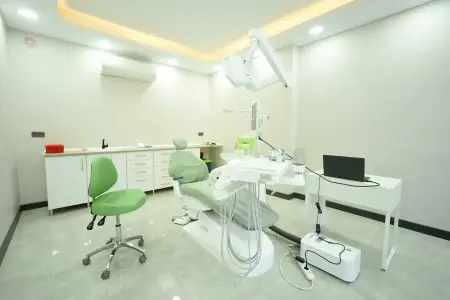 غرفة علاج أسنان حديثة في عيادة ImesDent مزودة بمعدات متطورة