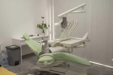 غرفة علاج أسنان بمعدات حديثة في IdealCare Dental Clinic