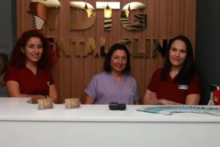 مكتب استقبال مع طاقم العمل في عيادة DTG لطب الأسنان