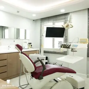 غرفة علاج أسنان حديثة في عيادة DTG Dental مزودة بمعدات متطورة