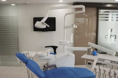 غرفة علاج أسنان حديثة في DTG Dental Clinic مزودة بمعدات متطورة