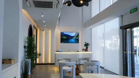 منطقة استقبال وانتظار حديثة في مركز Side Dental Centre بإضاءة طبيعية