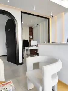 منطقة الاستقبال والانتظار في مركز Side Dental Centre بكراسي بيضاء حديثة