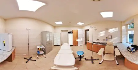 Sala de tratamiento en Zeus Detox & Rehab Center con sillas médicas y equipo