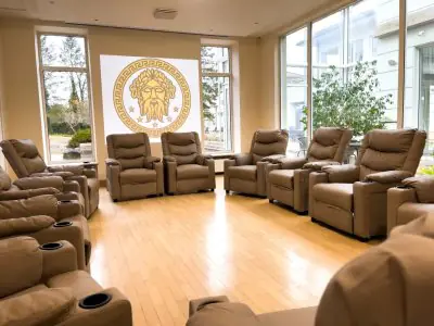 Sala de espera con sillones reclinables en Zeus Detox & Rehab Addiction and Mental Health Center