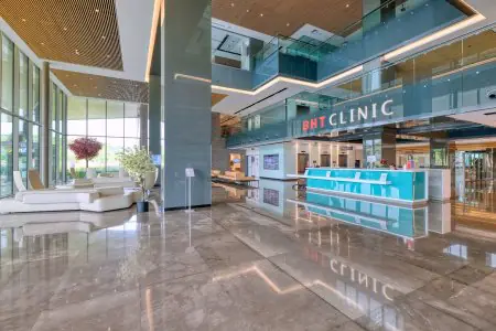 منطقة الاستقبال في BHT Clinic Istanbul Tema Hospital بتصميم حديث ومقاعد انتظار