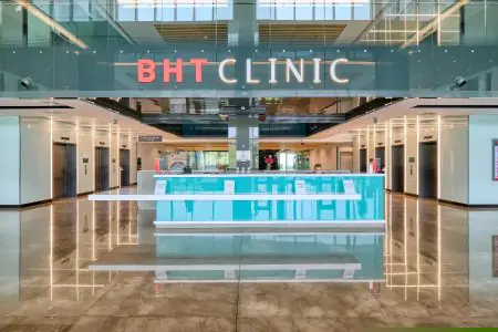 منطقة الاستقبال في BHT Clinic Istanbul Tema Hospital بتصميم عصري