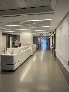 ممر حديث ومحطة تمريض في BHT CLINIC Istanbul Tema Hospital